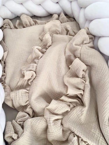 Otulacz muślinowy na lato z falbanką boho beż